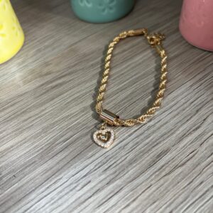 Pulseira Dourada Trançada com Pingente de Coração