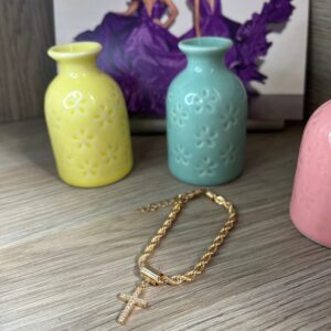 Pulseira Dourada Trançada com Pingente de Cruz