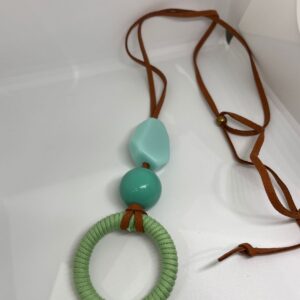 Cordao Com Pingente Redondo Verde com Pedras Azuis