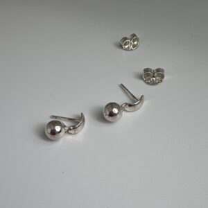 Brinco Bolinha Pendurada Base em Virgula