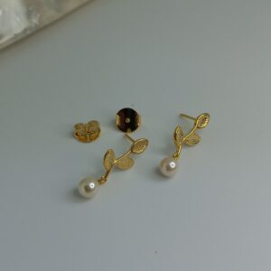 Brinco Folhas Cravejadas com Pérola na Ponta