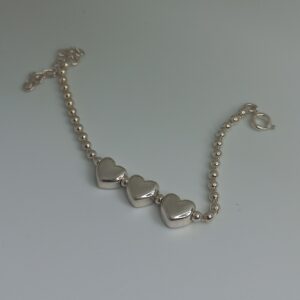 Pulseira com 3 corações no meio e Bolinhas