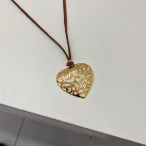 Cordão marrom com coração