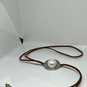 Cordão marrom com pinjente branco