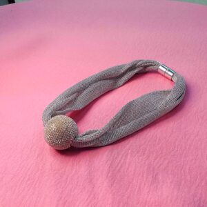 Colar de Tecido com Bola Cravejada